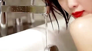 微博高颜值网红闫盼盼大波翘臀身材完美浴缸洗澡若隐若现的三点诱惑十足1080P超清无水印原版